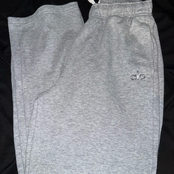 ALO Women’s Hoodie and Sweatpants set of 2 - Picture 2 of 8